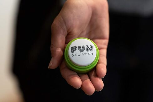 رجل توصيل ممتع أكين: زوج صديق يتحدث قابل للنفخ بطول 6 أقدام - هدية مضحكة لإخافة الناس، أو حفلة الطلاق، أو دعامة التقاط الصور - هدية الفيل الأبيض in Kuwait