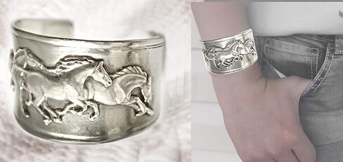 أساور هدايا للسيدات على شكل حصان، إفريز موستانج راكض على سوار الكفة مصنوع يدويًا من قبل الفنان الأمريكي في الولايات المتحدة الأمريكية من البيوتر الفضي in Kuwait