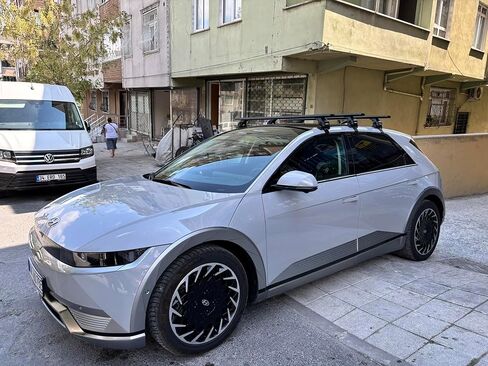 قضبان متقاطعة لحامل السقف لسيارة Hyundai Ioniq 5 (2022-2025) - تناسب نمط تثبيت السقف العاري/العادي، سعة 330 رطلاً، قضبان فتحة T من الألومنيوم، قابلة للقفل، تركيب عالي التحمل بدون مثقاب (أسود، 2qty) in Kuwait