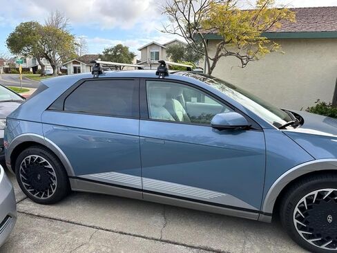 قضبان متقاطعة لحامل السقف لسيارة Hyundai Ioniq 5 (2022-2025) - تناسب نمط تثبيت السقف العاري/العادي، سعة 330 رطلاً، قضبان فتحة T من الألومنيوم، قابلة للقفل، تركيب عالي التحمل بدون مثقاب (أسود، 2qty) in Kuwait