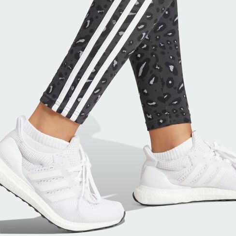 بنطال ضيق بطبعة حيوانات من adidas Essentials 3-Stripes رمادي/كربوني/أسود LG in Saudi Arabia