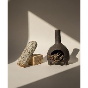 حامل وموقد بخور سيراميك منحوت، طين مزخرف يدويًا مع طلاء أسود، للمريمية وبالو سانتو، قطعة مركزية طبيعية ريفية لليوجا والتأمل in Kuwait