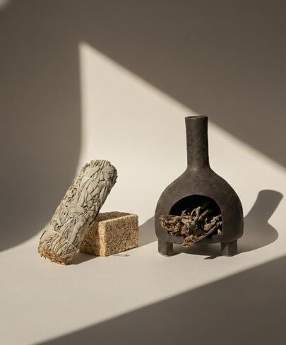 حامل وموقد بخور سيراميك منحوت، طين مزخرف يدويًا مع طلاء أسود، للمريمية وبالو سانتو، قطعة مركزية طبيعية ريفية لليوجا والتأمل in Kuwait