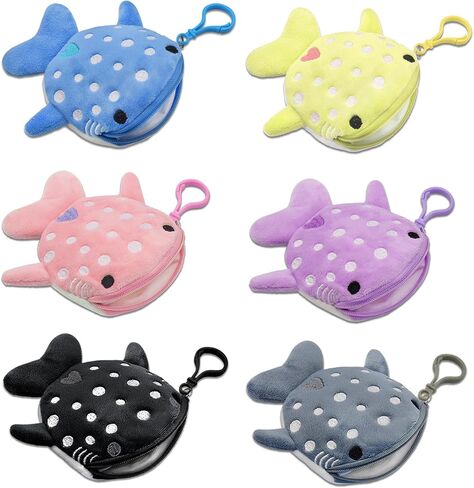 محفظة للعملات المعدنية على شكل قرش الحوت مكونة من 6 ألوان، محفظة على شكل قرش لطيف، حقيبة عملات معدنية من القطيفة على شكل سلسلة مفاتيح مع سحاب، محفظة سمكة صغيرة مع خطاف مزدوج الحلقة للنساء (6 قطع) in Kuwait