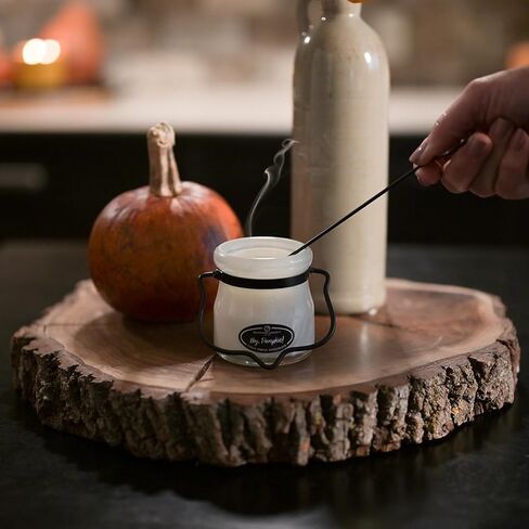 شركة Milkhouse Candle يا اليقطين! شمعة الصويا - الكراميل المملح | قرفة وقرنفل | معطرة بالفانيليا واليقطين - وعاء كريم بغطاء سعة 5 أونصة، مدة احتراق تزيد عن 35 ساعة، صنع في الولايات المتحدة الأمريكية in Kuwait