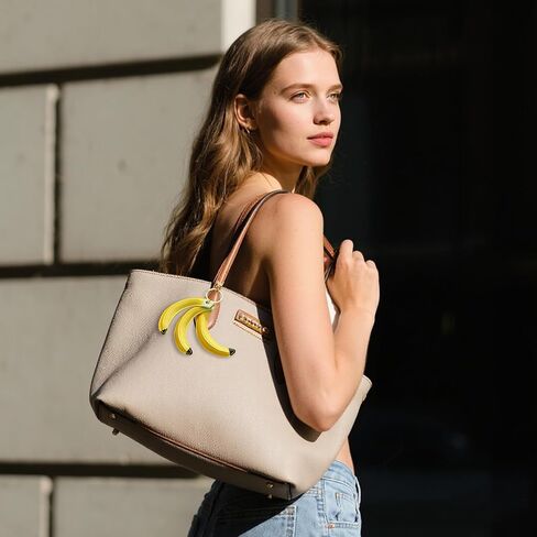 سلسلة مفاتيح من جلد الموز - سلاسل مفاتيح فواكه من جلد البولي يوريثان نابض بالحياة مع إبزيم معدني، ملحق حقيبة للنساء، قلادة محفظة، قلادة حقيبة مدرسية، هدية للنساء ومحبي الحلي الرقيقة in Kuwait