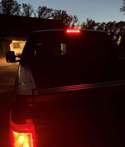 iJDMTOY عدسة حمراء داكنة طراز سيارة السباق ستروب/فلاش LED عالي التركيب للفرامل الثالثة/مجموعة ضوء التخليص متوافقة مع 2000-2006 Toyota Tundra (Gen1) in Kuwait