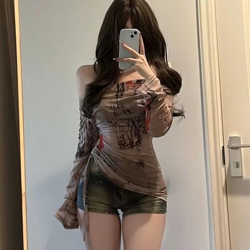 بلوزة نسائية Y2K Grunge بدون أكتاف شبكية وأكمام طويلة مع طباعة جرافيتي ورباط وتفاصيل مكشكشة ملابس الشارع in Kuwait