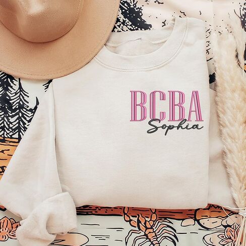 سترة محلل سلوك مخصص من Chillever بسحاب ربع سنوي، هدية لـ BCBA، قميص BCBA يحمل الاسم على الكم، هدية تخرج محلل سلوك معتمد من مجلس الإدارة، هدايا أسبوع تقدير البكالوريوس in Saudi Arabia