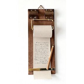 لوحة مذكرة معلقة على شكل حافظة كلاسيكية، لفة ورق كرافت قابلة لإعادة الملء مع قاطعة، تتضمن قلمًا خشبيًا للمكتب القديم والمطبخ وديكور المنزل (خشبي) in Kuwait