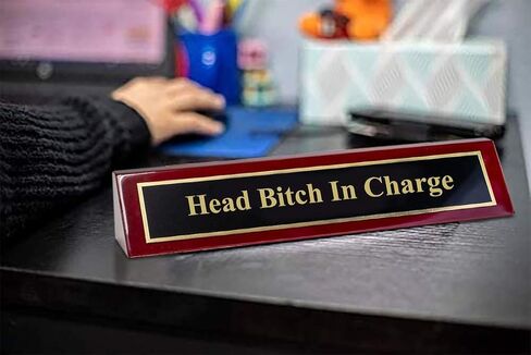 لوحة اسم مكتب منقوشة جديدة من خشب الورد بلمسة نهائية من البيانو 'Head Bitch in Charge'، مقاس 2 × 8 بوصة، لوحة سوداء/ذهبية in Saudi Arabia