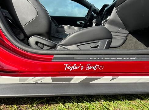 ملصق مقعد اسم الصديقات مع حروف ملصقة من الفينيل مخصصة للسيارة على شكل قلب الأميرة، الحجم واللون وخيارات الخط المتاحة in Kuwait