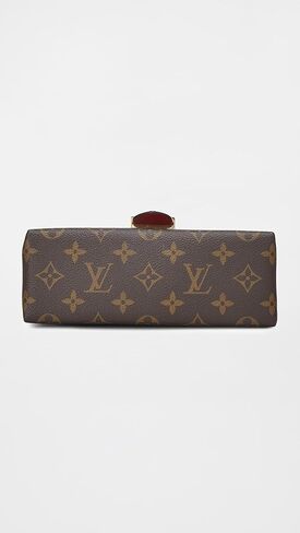 ما يدور حوله يأتي حول حقيبة Louis Vuitton Monogram Lock BB النسائية المفضلة مسبقًا in Kuwait