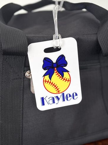 بطاقة اسم Daisy Lane Softball للحقيبة، فكرة هدية مخصصة لفريق الفتيات، ملحق اسم معرف مخصص، هدية عيد ميلاد اللاعب in Kuwait