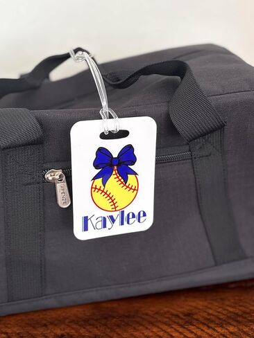 بطاقة اسم Daisy Lane Softball للحقيبة، فكرة هدية مخصصة لفريق الفتيات، ملحق اسم معرف مخصص، هدية عيد ميلاد اللاعب in Kuwait