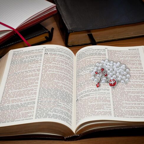 مسبحة تأكيد بيضاء من Needzo مع قطعة مركزية حمراء وصليب، هدايا كاثوليكية للفتيات والفتيان، تتضمن علبة أكريليك، صليب 1.25 بوصة in Kuwait