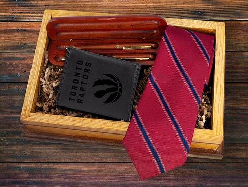 محفظة سوداء ثلاثية الطي للرجال من NBA Toronto Raptors - شعار الفريق الفاخر 9 جيوب محفور بالليزر على جلد نباتي - تصميم بسيط، نافذة لبطاقة الهوية، حامل بطاقة الائتمان - هدية مثالية للرجال in Saudi Arabia