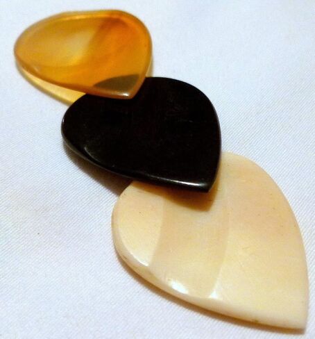 US Blues T3-GripEX Samplers Grip Exotic Trilogy Bone/Horn Guitar Picks in Saudi Arabia