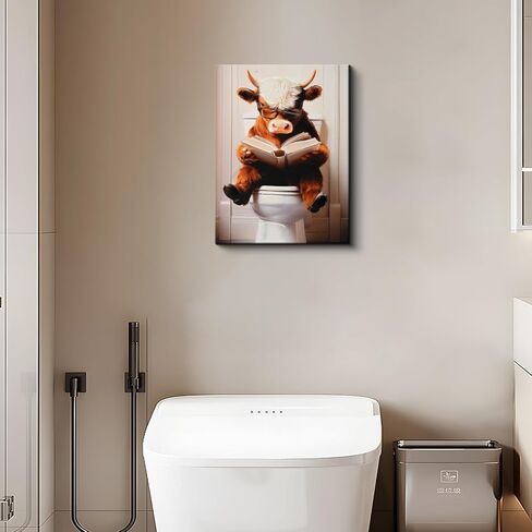 Poemwish Highland Cow Wall Art، كتاب قراءة ديكور بقرة المرتفعات غريب الأطوار، لوحة فنية جدارية قماشية ملتوية بألوان بنية، مشهد حمام حيواني مضحك in Saudi Arabia