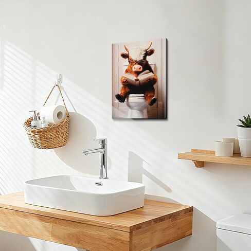 Poemwish Highland Cow Wall Art، كتاب قراءة ديكور بقرة المرتفعات غريب الأطوار، لوحة فنية جدارية قماشية ملتوية بألوان بنية، مشهد حمام حيواني مضحك in Saudi Arabia