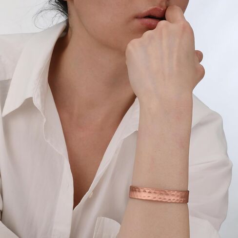 سوار من النحاس النقي مصنوع يدويًا للنساء والرجال - سوار نحاسي سميك لتخفيف الآلام وتخفيف التوتر - أساور نحاسية منحوتة قابلة للتعديل لتناسب العديد من أحجام المعصم - السُمك الأكثر مثالية، بسمك 2 مم، سهل التشكيل. in Kuwait