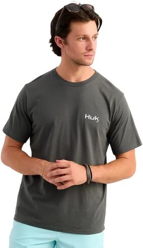 تي شيرت رجالي من HUK Kc Scott Original Fishing Artwork Graphic Graphic، تي شيرت كاجوال بأكمام قصيرة، خفيف الوزن، مزيج من القطن الناعم in Saudi Arabia