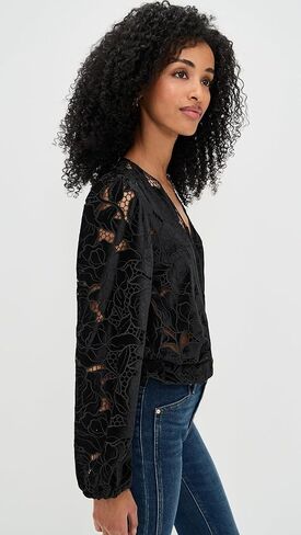 بلوزة Loralie المخملية الملفوفة للسيدات من Generation Love in Kuwait