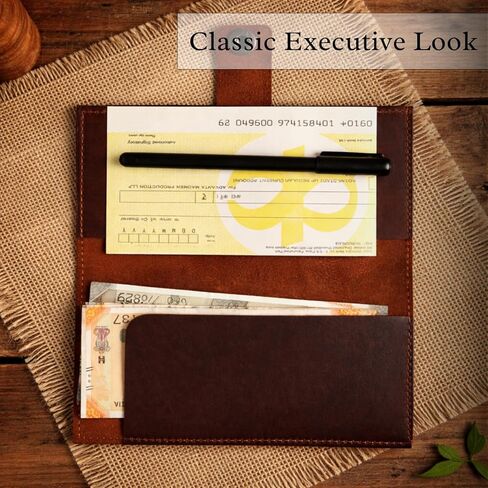 غطاء دفتر شيكات من الجلد البني للرجال والنساء، محفظة دفتر شيكات محببة بالكامل مع حامل أقلام، تناسب الشيكات الشخصية والمكررة، حافظة رفيعة لتنظيم الأموال، حامل دفتر شيكات جلدي متين مقاس 7 × 3.75 بوصة in Kuwait