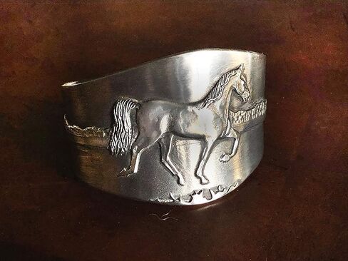 سوار الحصان، حصان مشي تينيسي في صفعة مشية طبيعية من البيوتر in Kuwait