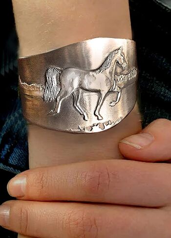 سوار الحصان، حصان مشي تينيسي في صفعة مشية طبيعية من البيوتر in Kuwait