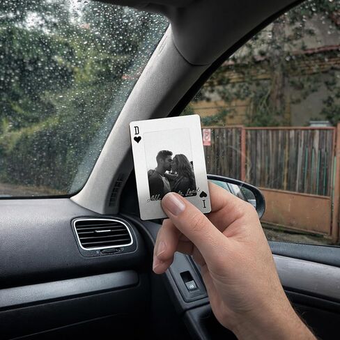 مشبك حاجب السيارة للصور الشخصية مع نمط بطاقة اللعب، خياران للألوان - 3 أحجام، ديكور حاجب الشمس لإطار صورة مخصص، هدايا عيد الحب للأزواج، هدية عيد الحب له، لها in Kuwait