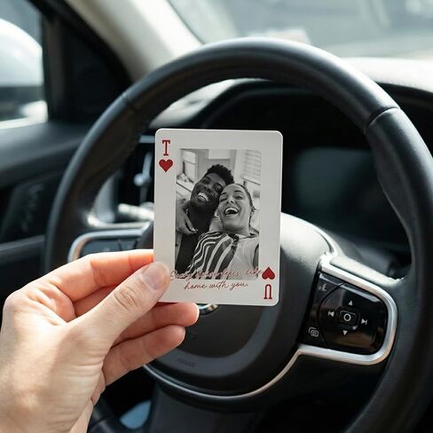 مشبك حاجب السيارة للصور الشخصية مع نمط بطاقة اللعب، خياران للألوان - 3 أحجام، ديكور حاجب الشمس لإطار صورة مخصص، هدايا عيد الحب للأزواج، هدية عيد الحب له، لها in Kuwait