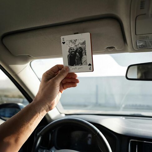 مشبك حاجب السيارة للصور الشخصية مع نمط بطاقة اللعب، خياران للألوان - 3 أحجام، ديكور حاجب الشمس لإطار صورة مخصص، هدايا عيد الحب للأزواج، هدية عيد الحب له، لها in Kuwait