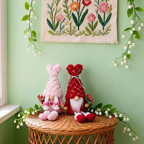 زينة عيد الحب التماثيل القطيفة لشجرة صينية متدرجة ديكور عيد الحب - هدايا للنساء - قطعتان من تماثيل الدمية القابلة للتجميع - زخارف قزم على سطح الطاولة المنزلية in Kuwait