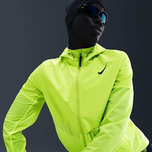 سترة الجري AeroSwift Storm-FIT Aerogami من Nike للرجال (فولت/أسود) in Saudi Arabia