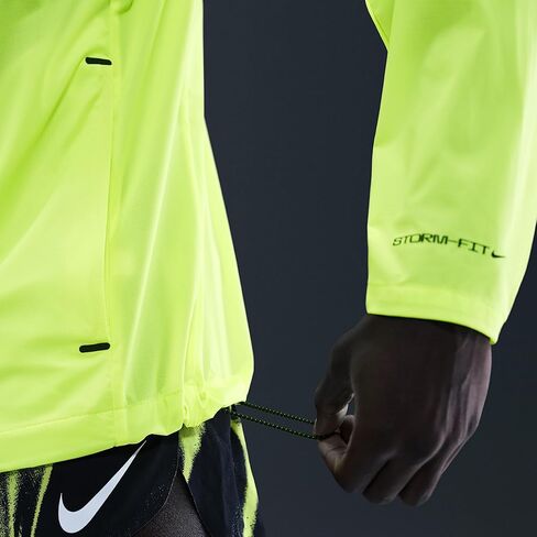 سترة الجري AeroSwift Storm-FIT Aerogami من Nike للرجال (فولت/أسود) in Saudi Arabia