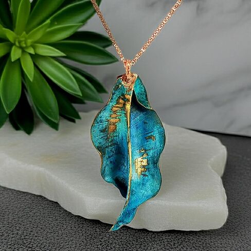 قلادة مصنوعة يدويًا من أوراق النحاس، لون أزرق مخضر، تصميم معدني ريفي، سلسلة رولو من النحاس الصلب in Kuwait