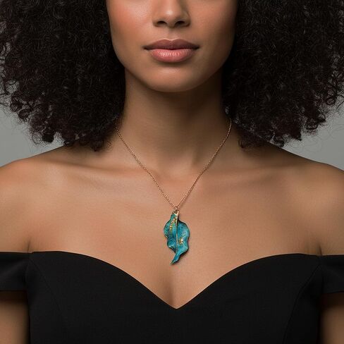 قلادة مصنوعة يدويًا من أوراق النحاس، لون أزرق مخضر، تصميم معدني ريفي، سلسلة رولو من النحاس الصلب in Kuwait