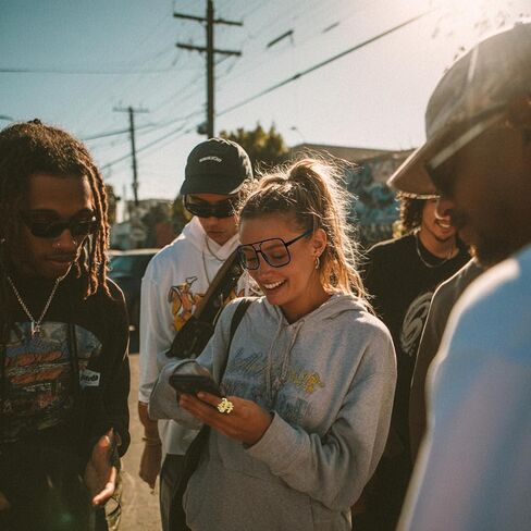 مجموعة أزياء هيب هوب التسعينيات من القرن الماضي، مجموعة كاملة من معدات مغني الراب للرجال وقبعة كبيرة الحجم، وقلادة سلسلة، ونظارات والمزيد من الأشياء اللامعة المثالية للحفلات in Kuwait