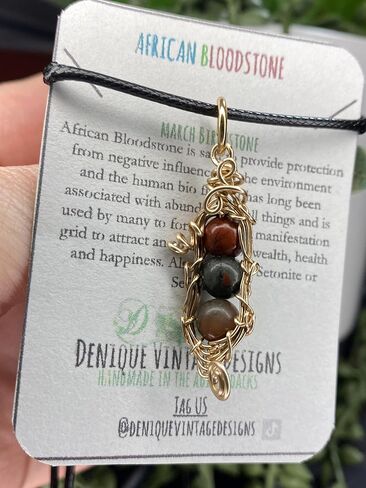 بازلاء حجر الدم الأفريقي القابلة للتخصيص في قرنة PeaPod (1،2،3،4،5 أو 6) سلك قلادة ملفوف بالفولاذ / الفضة / النحاس / البرونز / النحاس / التيتانيوم / الحديد الأسود / الذهب عيار 14 / الذهب الوردي عيار 14 / جوهرة النيوبيوم الأسود- in Kuwait