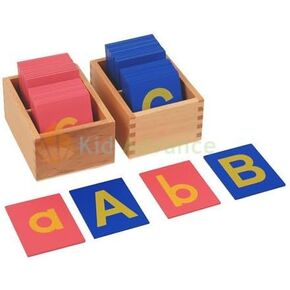 حروف من ورق الصنفرة من Kid Advance Montessori وCapital Case مع صناديق