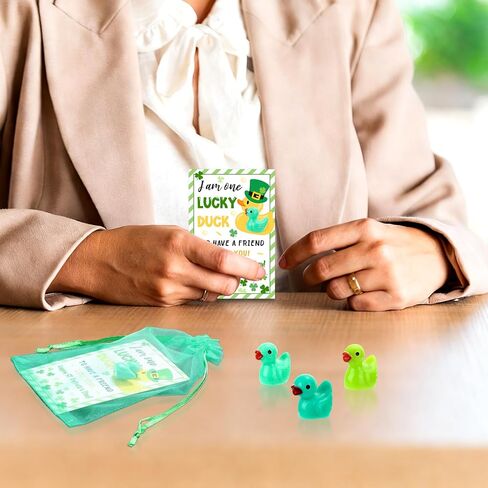 30 مجموعة من بطات الراتنج الصغيرة لعيد القديس باتريك مع بطاقات تهنئة وأكياس الأورجانزا وتماثيل البط المصغرة هدايا عيد القديس باتريك الأيرلندي لزملاء العمل وديكورات يوم القديس باتريك in Kuwait