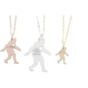 قلادة DistinctlyIvy Sasquatch - IBD - Bigfoot Pacific Northwest Yeti - اكتشف Wander Travel - تخصيص تاريخ الاسم - خيارات حجم القلادة - سحر مملوء بالذهب الوردي عيار 14 قيراط من الفضة الإسترليني in Kuwait