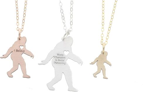 قلادة DistinctlyIvy Sasquatch - IBD - Bigfoot Pacific Northwest Yeti - اكتشف Wander Travel - تخصيص تاريخ الاسم - خيارات حجم القلادة - سحر مملوء بالذهب الوردي عيار 14 قيراط من الفضة الإسترليني in Kuwait