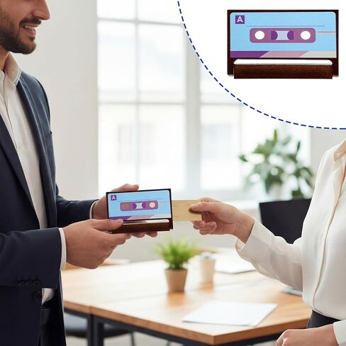 حامل بطاقة الأعمال الخشبية، حامل بطاقة الائتمان من خشب الجوز الصلب على شكل كاسيت قديم، حامل عرض مكتبي عتيق مخصص للحنين إلى المكتب، معرض المكتب، عائلة الزوج، عاشق الموسيقى in Kuwait