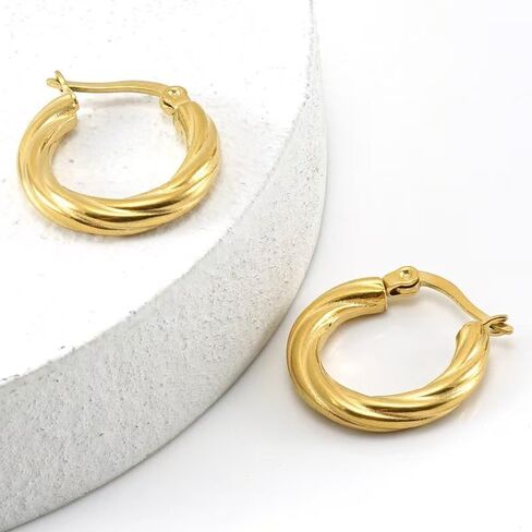 European and American style woven earrings and fashionable gold twist earrings are both very popular in Saudi Arabia