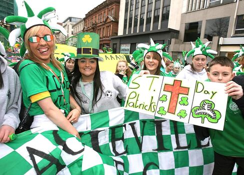 St. Patrick's Day Shamrock Clover Hat, Irish Green Leprechaun Top Hat for Men & Women (Green Hat D) in Kuwait