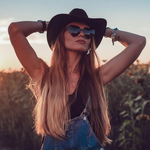 مجموعة من 5 قطع من قبعة رعاة البقر الغربية مع اثنين من الأقراط الشمسية المزخرفة على شكل قلب للرجال والنساء والحفلات التنكرية باللون الأسود in Kuwait