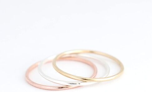 حلقة قابلة للتكديس. SMOOTH stacking band. وردي، مملوء بالذهب الأصفر أو الفضة الإسترليني. حلقة الحد الأدنى. حلقة ضئيلة. حلقات معدنية مختلطة. in Saudi Arabia