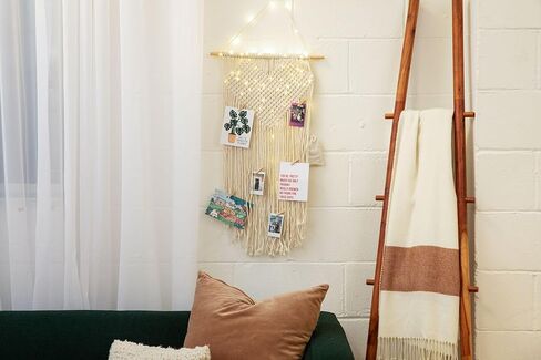 طقم عرض الصور المعلقة على الحائط من Macrame لديكور الحائط مع مصابيح LED خرافية للصور، هدايا للفتيات المراهقات، إطارات صور معلقة مع سلسلة in Kuwait